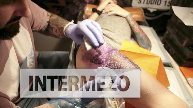 Para penggemar tato ramai mengunjungi festival tato yang diikuti ahli tato kelas dunia. Beberapa penato yang rata-rata berasal dari negara-negara di Eropa itu berlomba mengkreasikan tatonya pada pengunjung.