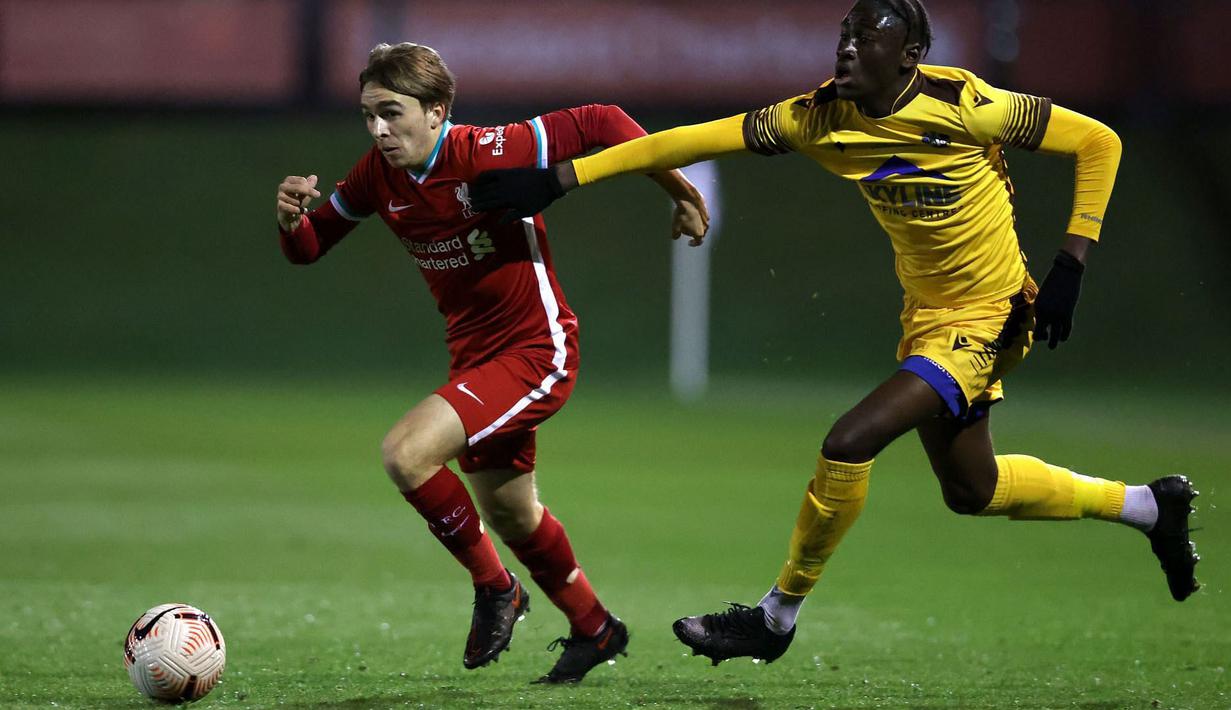 James Norris merupakan prospek masa depan Liverpool. Memulai kariernya dari akademi, Norris dipercaya untuk tampil di skuat utama saat berumur 16 tahun 8 bulan dan 13 hari. Kala itu, ia dimainkan sebagai pemain pengganti di laga Perempatfinal Carabao Cup saat melawan Aston Villa. (AFP/Ian Kington)