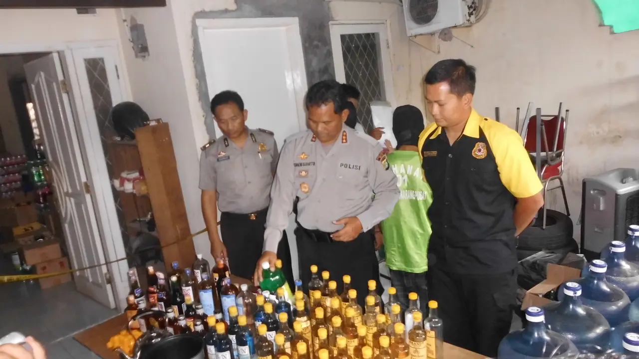 Penggerebekan miras oplosan