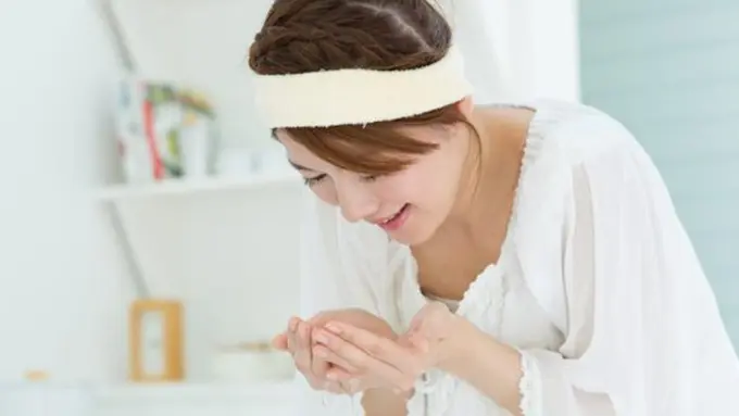 Ilustrasi mencuci wajah./Copyright shutterstock.com