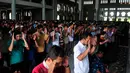 Usai melakukan salat Jumat, sejumlah warga melakukan salat Gaib di Mesjid Agung Al'Akbar, Surabaya, Jumat (2/1/2015). Salat Gaib dilakukan untuk mendoakan korban kecelakaan pesawat AirAsia QZ8501. (Liputan6.com/Johan Tallo)