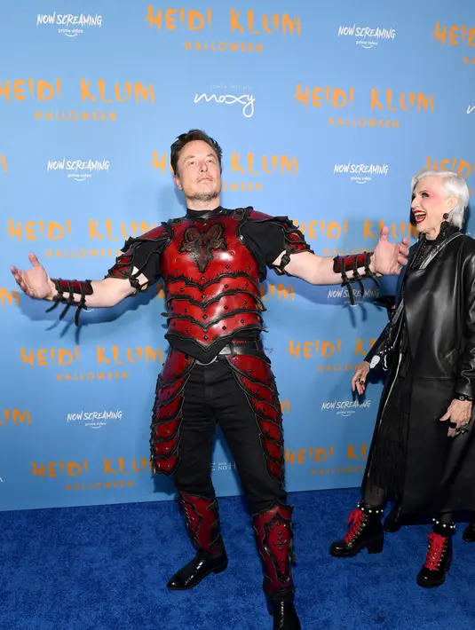 Elon Musk berpose bersama ibunya Maye menghadiri Pesta Halloween Tahunan ke-21 Heidi Klum di Sake No Hana di Moxy Lower East Side di New York City pada 31 Oktober 2022. (Noam Galai/Getty Images for Heidi Klum/AFP)