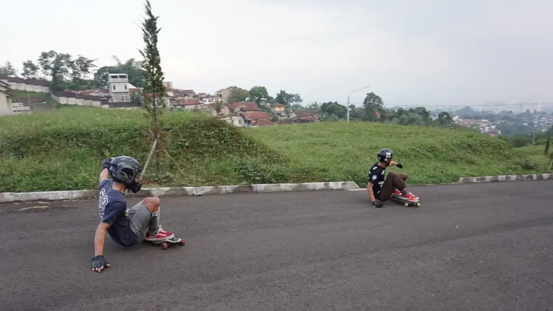 Kegiatan permainan longboarder di kawasan Ledeng, Bandung