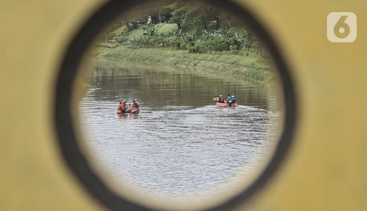 Petugas SAR gabungan menyisir aliran kanal saat pencarian hari kedua korban tenggelam di Kanal Banjir Timur, Duren Sawit, Jakarta Timur, Selasa (2/11/2021). Pencarian berinisial ABP (9) diperluas menjadi radius 6 kilometer dari lokasi kejadian. (merdeka.com/Iqbal S. Nugroho)