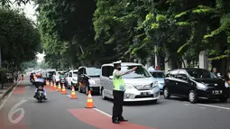 Kendaraan mulai melintas saat ujicoba rekayasa lalu-lintas di Jalan Tugu Proklamasi, Jakarta, (23/5/2016). Rekayasa dilakukan mengingat banyak pelanggaran lawan arus di lokasi karena imbas kemacetan di Jl Diponegoro arah RSCM. (Liputan6.com/Faizal Fanani)
