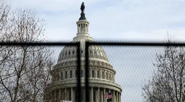 Pagar keamanan mengelilingi U.S. Capitol di Washington, DC pada Minggu (5/2/2023). Pagar sedang dipasang sebagai bagian dari langkah-langkah keamanan yang ditingkatkan menjelang pidato kenegaraan Presiden Joe Biden pada hari Selasa. (Kevin Dietsch/Getty Images/AFP)