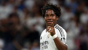 Pemain Real Madrid, Endrick melakukan selebrasi setelah mencetak gol ke gawang VfB Stuttgart pada laga Liga Champions 2024/2025 di Santiago Bernabeu, Madrid, Rabu (18/09/2024) WIB. (AFP/Pierre-Philippe Marcou)