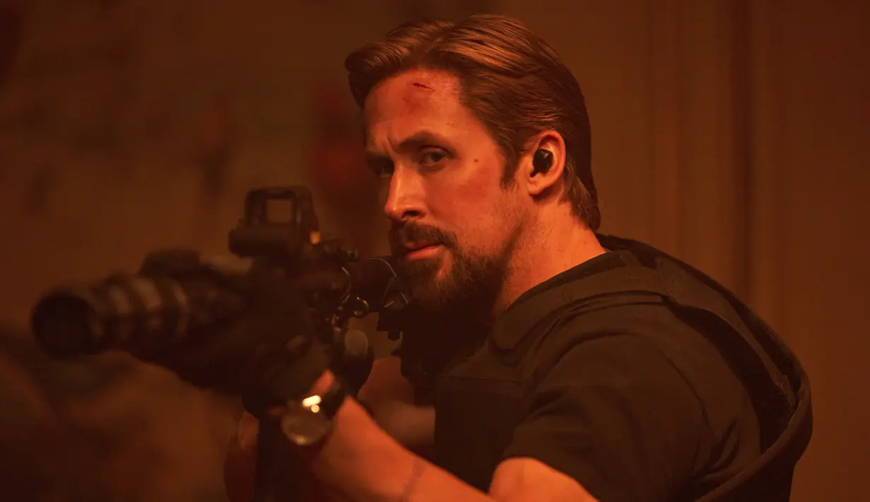 Gambar yang dirilis oleh Netflix ini menunjukkan Ryan Gosling dalam sebuah adegan film The Grey Man. The Gray Man didapuk sebagai salah satu film termahal Netflix. (Paul Abell/Netflix via AP)