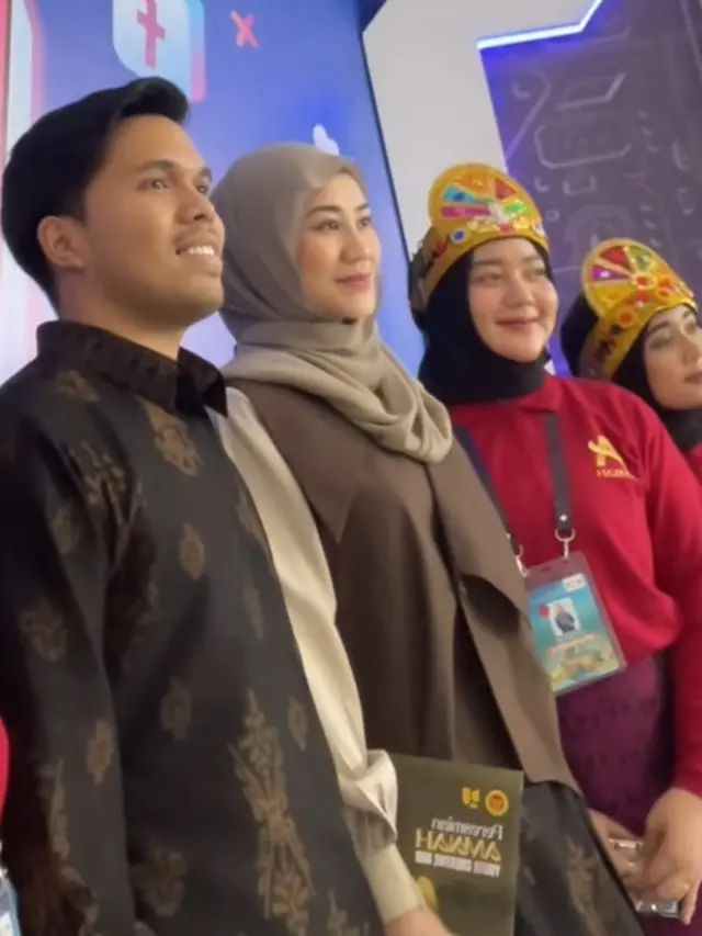 Aaliyah Massaid Kenakan Kerudung Tren Meleyot saat Berada di Aceh.