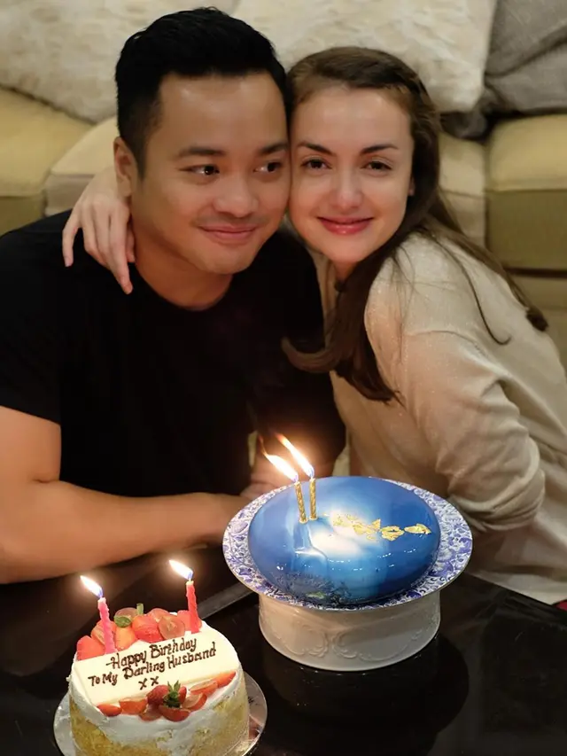 Sudah 9 Tahun Menikah, Ini 6 Potret Romantis Rianti Cartwright dan Suami