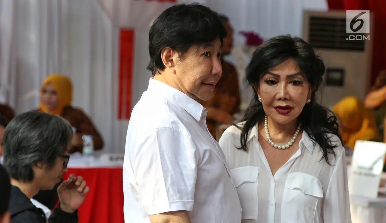 Putra dari presiden pertama Soekarno, Guruh Soekarnoputra (kiri) berada di TPS 002 Selong, Kebayoran Baru, Jakarta Selatan untuk menggunakan hak politiknya, Rabu (17/4). Guruh menggunakan hak pilihnya dalam Pemilu 2019 di TPS yang sama dengan Cawapres 02 Sandiaga Uno. (Liputan6.com/Johan Tallo)