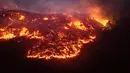 Aliran lava dari Gunung Etna saat erupsi di Catania, Sisilia Italia, Rabu, 12 Agustus 2026. (AFP/ Etna Walk)