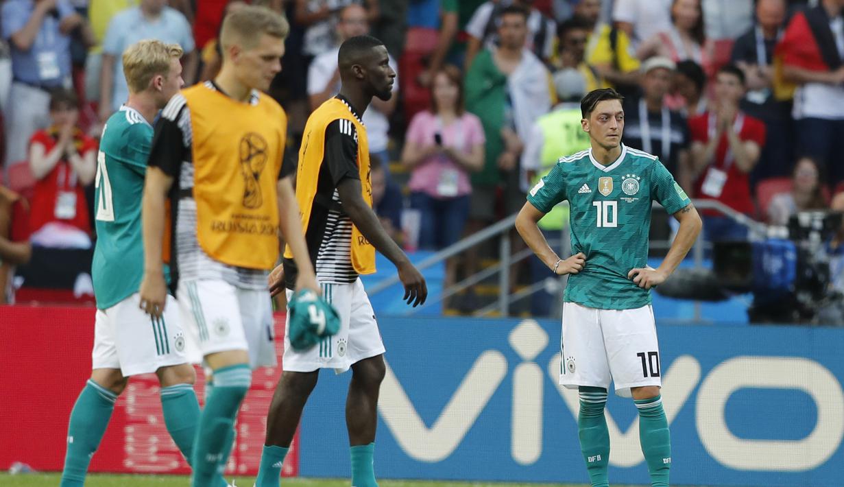 Mesut Ozil dengan tatapan kosong melihat setelah timnya kalah 0-2 dari Korea Selatan pada laga grup F Piala Dunia 2018 di Kazan Arena, Kazan, Rusia, (27/6/2018). Kekalahan tersebut membuat Jerman gagal melju ke babak 16 besar. (AP/Frank Augstein)