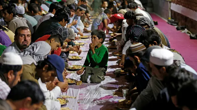 20160618-Indahnya Kebersamaan Saat Berbuka Puasa di Afghanistan-Kabul
