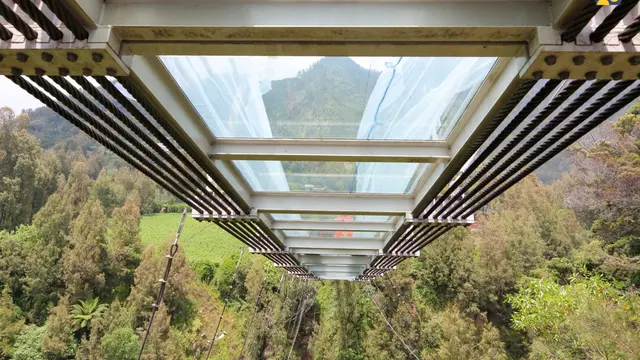 Jembatan Kaca Seruni Point di Kawasan Strategis Pariwisata Nasional (KSPN) Bromo-Tengger-Semeru, Jawa Timur. (Dok. Kementerian PUPR)