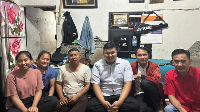 PSI bertemu dengan salah satu korban baliho caleg yang jatuh di Kembangan, Jakarta Barat. (Istimewa)