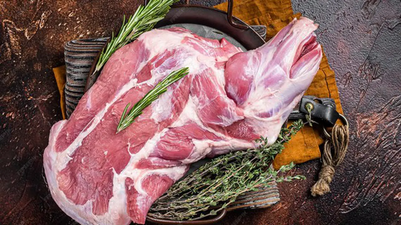 Daging kambing utuh (Freepik)
