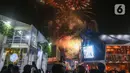 Pengunjung menyaksikan pesta kembang api saat pembukaan Jakarta Fair 2022 atau Pekan Raya Jakarta 2022 di Jakarta International Expo (JIExpo), Kemayoran, Jakarta, Kamis (9/6/2022). Jakarta Fair 2022 memamerkan berbagai produk unggulan serta hiburan konser musik. (Liputan6.com/Herman Zakharia)