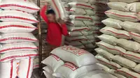 Pekerja mengangkut karung beras di Pasar Induk Beras Cipinang, Jakarta, Senin (15/1). Wagub Sandiaga Uno mengatakan Pemprov DKI akan selalu membeli beras Sulawesi dan Banten karena lebih memprioritaskan beras dari petani. (Liputan6.com/Immanuel Antonius)