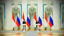 Presiden Joko Widodo (kiri) bersama Presiden Rusia Vladimir Putin menyampaikan pernyataan bersama di Istana Kremlin, Moskow, Rusia, Kamis (30/6/2022). Kehadiran Jokowi disambut senyum ramah Putin. Keduanya pun kompak mengenakan setelan jas hitam. (FOTO: Biro Pers Sekretariat Presiden)