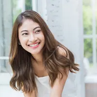 ilustrasi perempuan bahagia/copyright by paulaphoto (Shuttertsock)