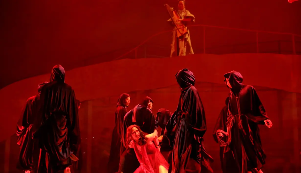 Atiqah Hasiholan -Cinta Tak Pernah Sederhana