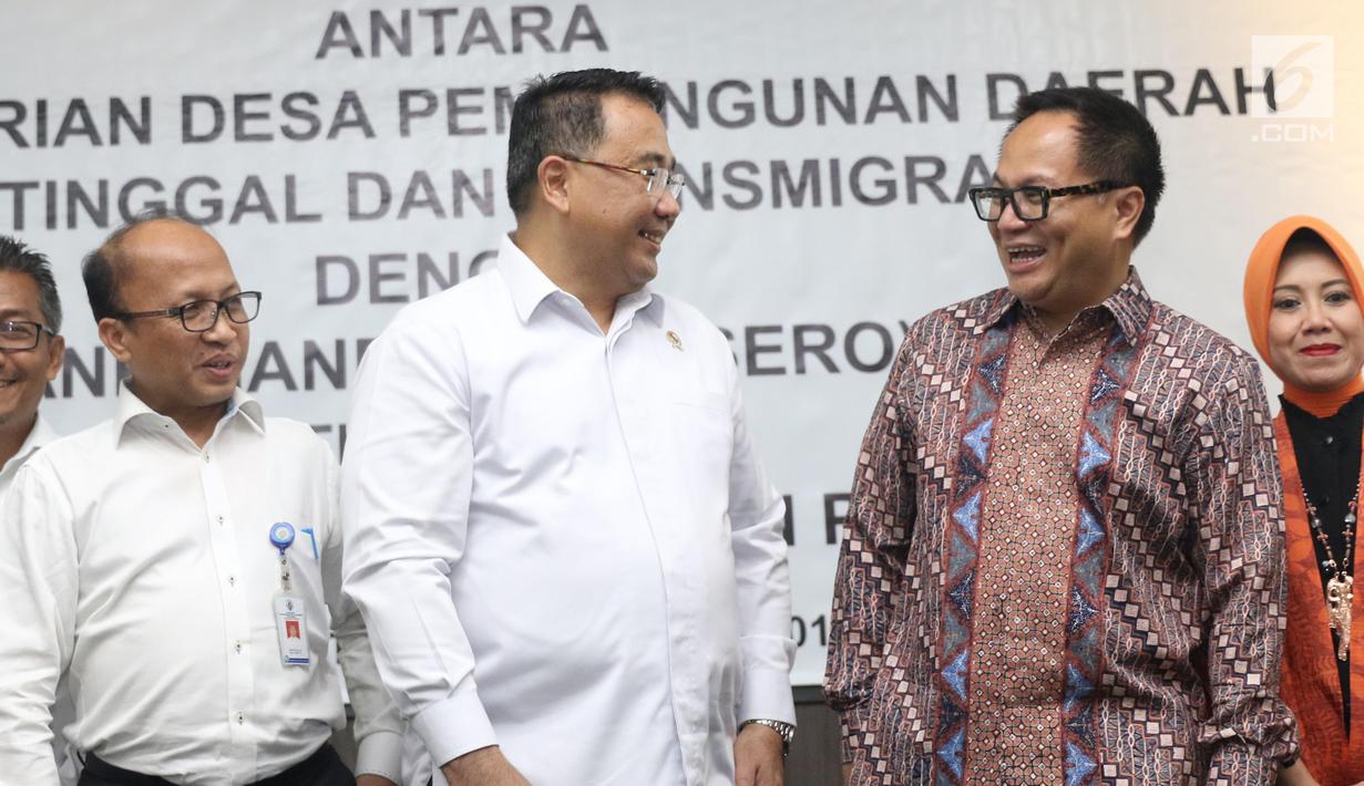 Mendes PDTT Eko Putro Sandjojo (tengah) berbincang dengan Dirut Bank Mandiri Kartika Wirjoatmodjo saat penandatanganan kerja sama di Kantor Kemendes PDTT, Jakarta, Senin (30/9/2019). Bank Mandiri mendukung Kemendes PDTT melalui layanan produk dan jasa perbankan. (Liputan6.com/Angga Yuniar)
