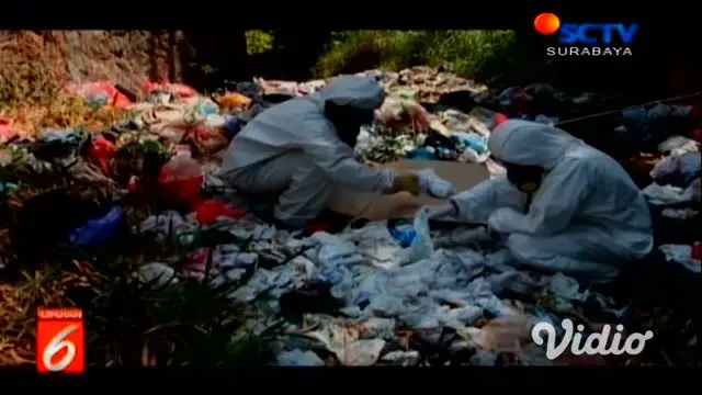 Ribuan sampah popok di sungai Desa di kawasan Mojokerto, Jawa Timur, menumpuk dan tak bisa hanyut akibat menyusutnya air sungai karena kemarau.