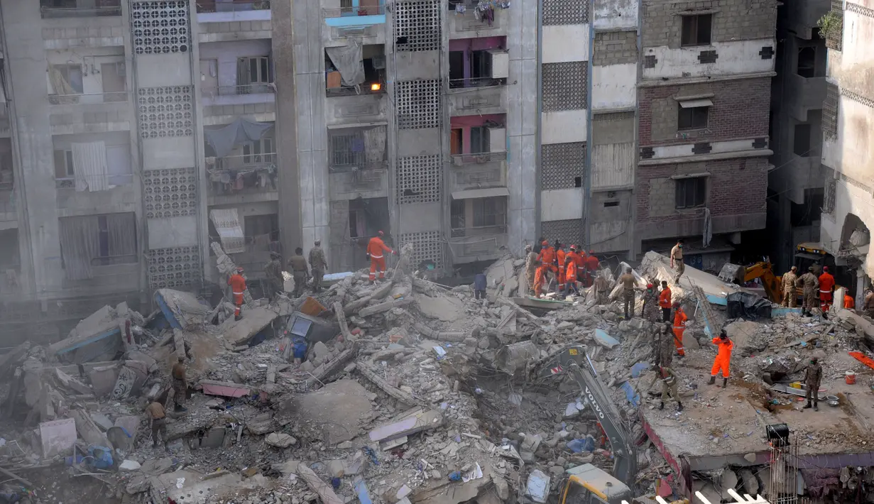 Tim penyelamat mengevakuasi lokasi reruntuhan sebuah bangunan di Karachi, Pakistan (8/6/2020). Korban tewas akibat runtuhnya gedung permukiman lima lantai di Karachi bertambah menjadi 13 orang pada Selasa (9/6) pagi waktu setempat. (Xinhua/Str)