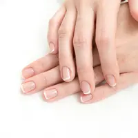 Kunci dari manicure ini ada pada warna yang pas, lapisan tipis, dan hasil akhir yang glossy. (Foto/Dok: Pexels)