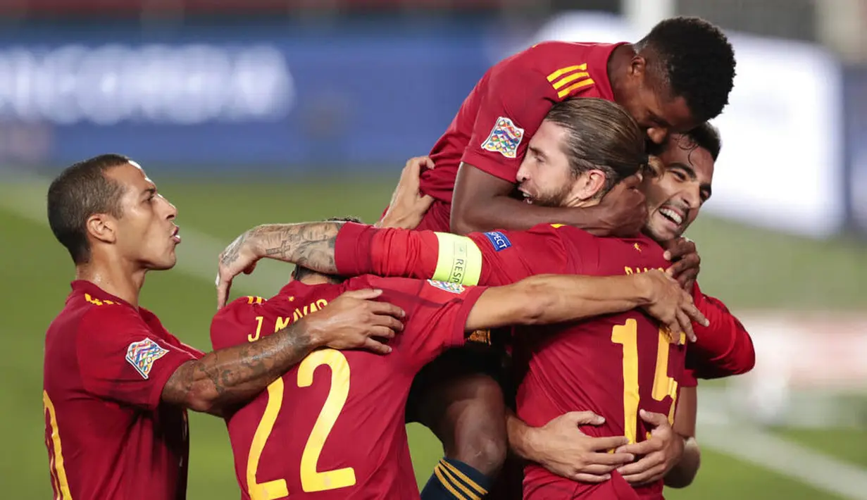 Para pemain Spanyol merayakan gol yang dicetak oleh Sergio Ramos ke gawang Ukraina pada laga UEFA Nations League Estadio Alfredo Di Stefano, Senin (7/9/2020). Spanyol menang 4-0 atas Ukraina. (AP Photo/Bernat Armangue)
