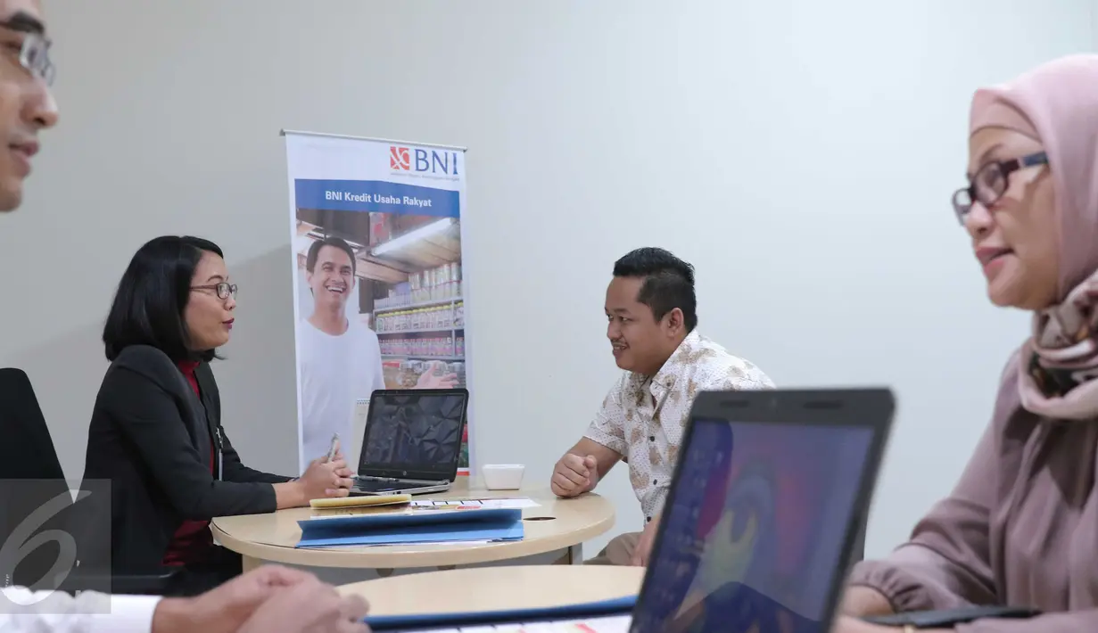 Nasabah mengajukan persyaratan kredit di BNI Tanah Abang, Jakarta, Rabu (24/2). KUR BNI sejak Januari 2016 hingga 4 Februari 2016 sudah hampir 2500 debitur. (Liputan6.com/Angga Yuniar)