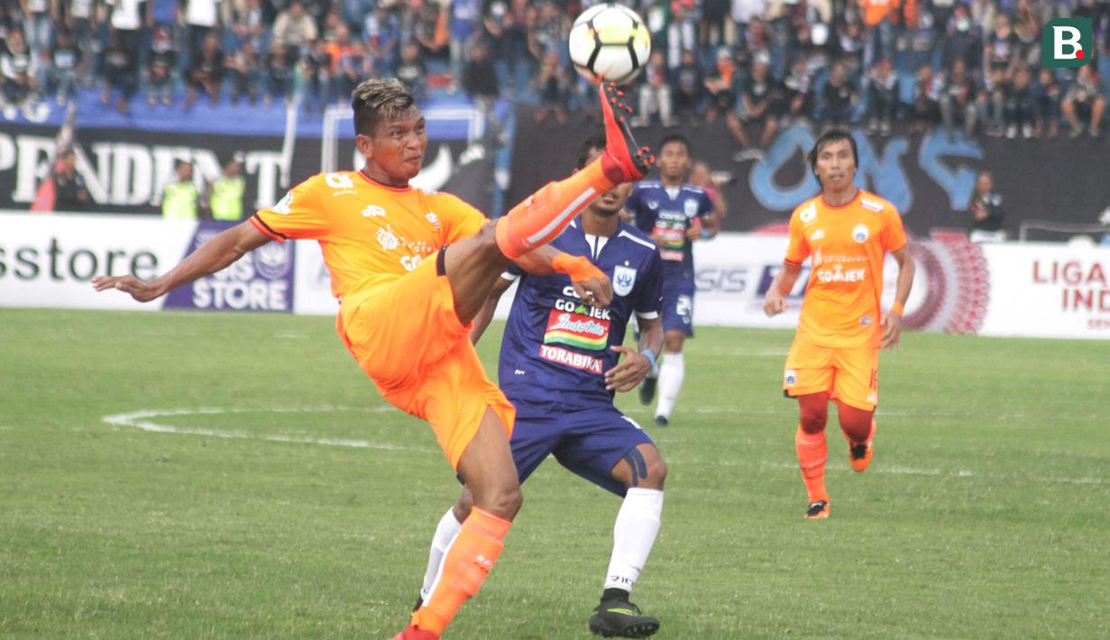 Bek Persija Jakarta, Valentino Telaubun, membuang bola saat melawan PSIS Semarang pada laga Liga 1 di Stadion Sultan Agung, Bantul, Jumat (20/4/2018). PSIS kalah 1-4 dari Persija. (Bola.com/Ronald Seger)