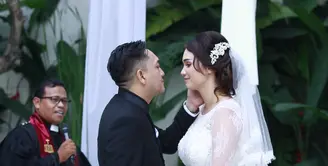 Feby Febiola dan Franky Sihombing telah resmi menjadi pasangan suami istri setelah melangsungkan pernikahan pada Jumat, 22 Januari 2016. Mereka tampak mesra dan lengket layaknya pasangan yang dimabuk cinta. (Galih W. Satria/Bintang.com)