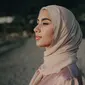 Pashmina bisa di kreasikan sesuai dengan preferensi. (pexels.com/@pnw-prod)