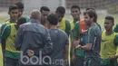 Pelatih Timnas Indonesia, Luis Milla, memberikan instruksi kepada anak asuhnya saat seleksi Timnas Indonesia U-22 di Lapangan SPH Karawaci, Banten, Kamis (23/2/2017). (Bola.com/Vitalis Yogi Trisna)