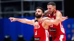 Pebasket Lebanon, Amir Saoud (kiri) bersama rekannya, Ali Mezher melakukan selebrasi setelah melakukan buzzer beater pada laga Grup P Piala Dunia FIBA 2023 melawan Pantai Gading di Indonesia Arena, Senayan, Jakarta, Kamis (31/08/2023). Lebanon menang dengan skor 94-84. (Bola.com/Bagaskara Lazuardi)