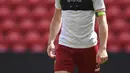 Gelandang Liverpool, James Milner mengiring bola saat sesi pelatihan di stadion Anfield, Inggris (21/5). Liverpool akan bertanding melawan wakil Spanyol, Real Madrid pada babak Final Liga Champions. (AFP Photo/Paul Ellis)