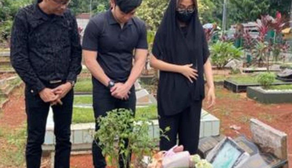 Nicky Tirta, menundukkan kepalanya saat berada di makam Vanessa Angel. Ia begitu sedih atas kepergian sahabatnya. (Foto: Instagram/@dodysoedrajat_1)
