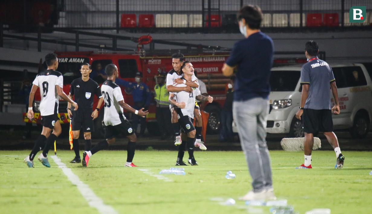 Timor Leste justru unggul 1-0 terlebih dahulu pada menit ke-35. Melalui serangan balik, Paulo Gali berhasil memenangi duel dengan Alfeandra Dewangga untuk melepaskan tendangan lob. (Bola.com/Maheswara Putra)