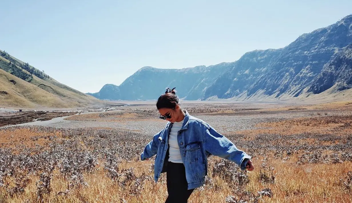 Keindahan Gunung Bromo memang tidak perlu diragukan lagi. Dari menikmati sunrise di puncak gunung, berkunjung ke Pasir Berbisik dan Padang Savana tak dilewatkan oleh pemain Finny di sinetron Anak Langit ini. (Liputan6.com/IG/@angelagilsha)