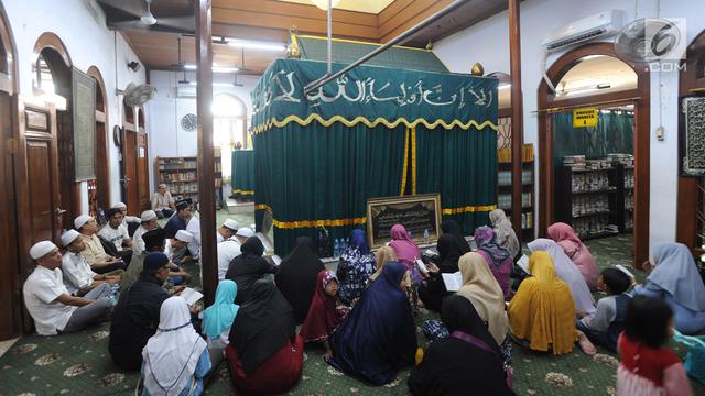 Peziarah Padati Masjid Luar Batang