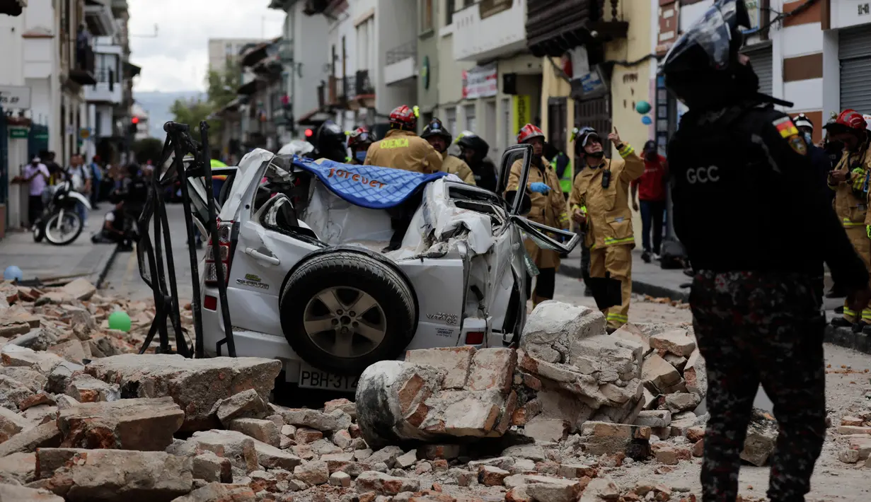 Gempa yang terjadi dekat Kota Balao menewaskan 12 orang.  (AP Photo/Xavier Caivinagua)