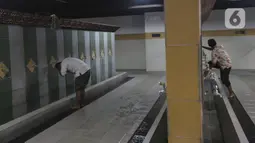 Jemaah mengambil wudhu sebelum Salat Jumat di Masjid At-Tin, Jakarta, Jumat (13/08/2021). Pengurus Masjid At-Tin melakukan pembatasan jumlah jamaah secara terbatas yakni 25 persen dari total kapasitas serta mematuhi protokol kesehatan secara ketat. (Liputan6.com/Herman Zakharia)