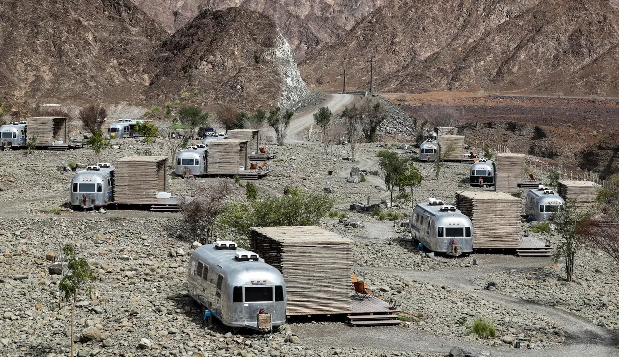 Suasana lokasi glamping atau glamorous camping di Hatta, Dubai, 15 Februari 2019. Ide ini disambut baik waga Dubai yang memang menyukai berkemah namun kerepotan saat membawa anggota keluarga. (Karim Sahib/AFP)