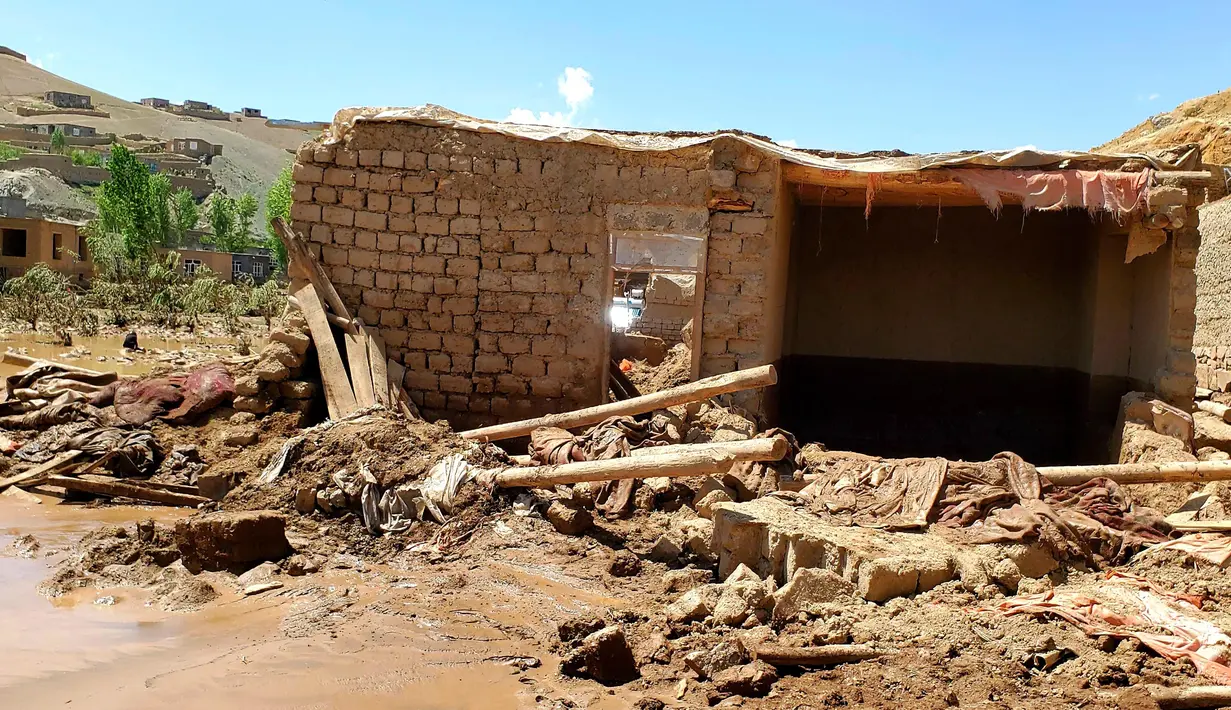 Menurut seorang pejabat Taliban, banjir bandang akibat hujan deras di Provinsi Ghor, Afghanistan, menewaskan puluhan orang dan lainnya masih hilang. (AP Photo/Omid Haqjoo)