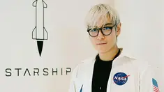 Pada Desember 2022 lalu, TOP diumumkan menjadi salah satu selebriti yang berpartisipasi dalam proyek SpaceX untuk perjalanan ke bulan. Proyek ini sendiri diberi nama DearMoon yang melibatkan beberapa selebriti ternama lainnya. (Liputan6.com/IG/@choi_seung_hyun_tttop)