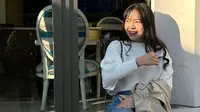 Begini Gaya Bernadya Saat Tidak Mengenakan Pakaian Hitam. [@bernadyaribka]