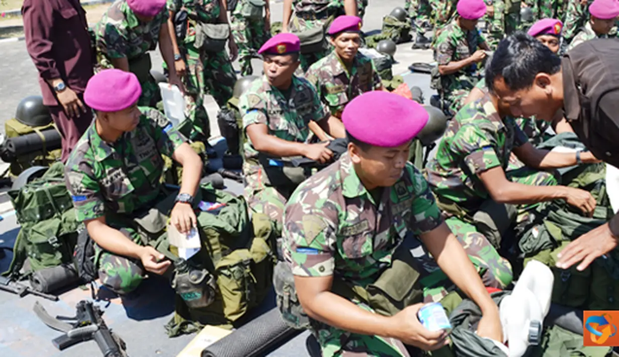 Citizen6, Surabaya: Personel Satgas SBJ Wakatobi di Swiping dari barang-barang terlarang seperti munisi tajam, senjam, dan Narkoba oleh anggota Jajaran Intel Menbanpur-1 Mar. (Pengirim: Budi Abdillah)