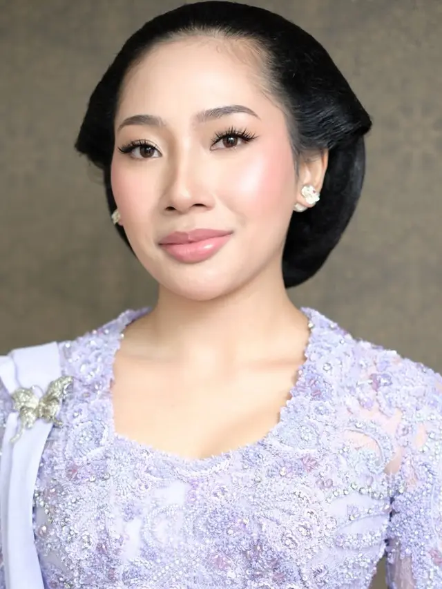 Gayanti Hutami di Pernikahan sang Kakak, Darma Mangkuluhur. [@louisedaniellaa]